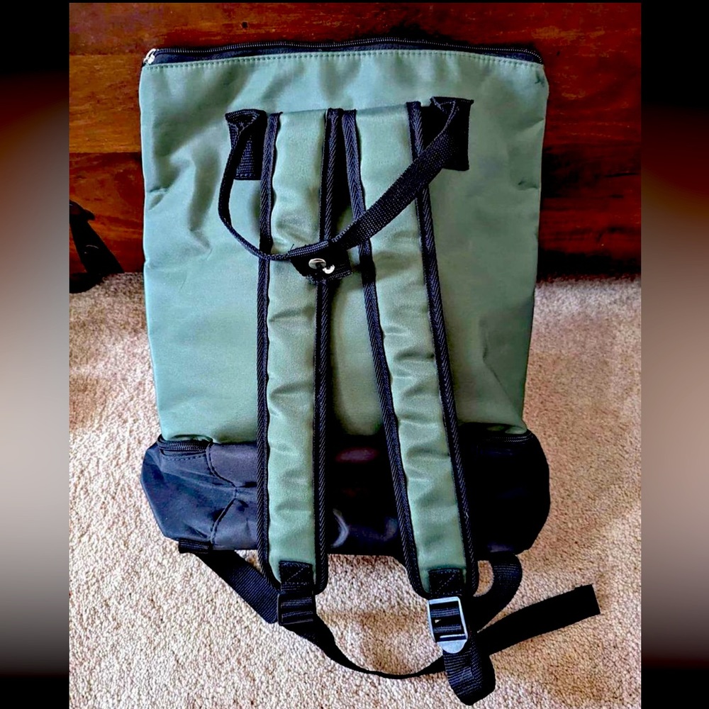 Green backpack - Picture 2 of 4